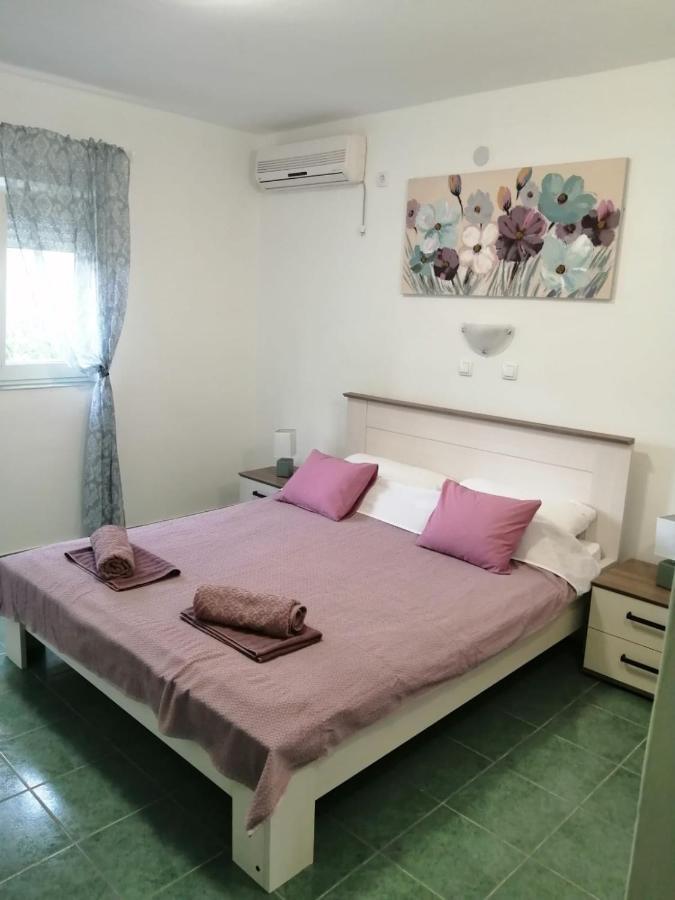 Holiday House Lara Starigrad Paklenica Eksteriør billede